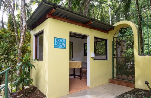 Valle Pura Vida House | Jungle Creek Mono Vista,Creek view, A/C,Private closed in deck, WiFi,Queen beds