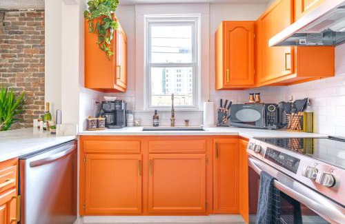 Short North House | Jungle House Columbus Sleeps 8 Convention Center Free Parking - King Beds - Pet Friendly