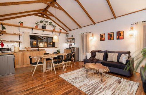 Karen House | Jungle Oasis 2BR Cottage