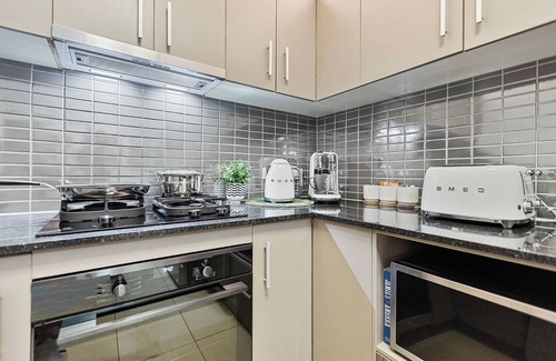 Westcourt Apartment | Jungle Retreat - 9 Pools, Gym & BBQ