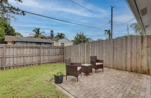 North Palm Beach Heights House | Jupiter Townhome with Patio and Yard about 6 Mi to Beach!
