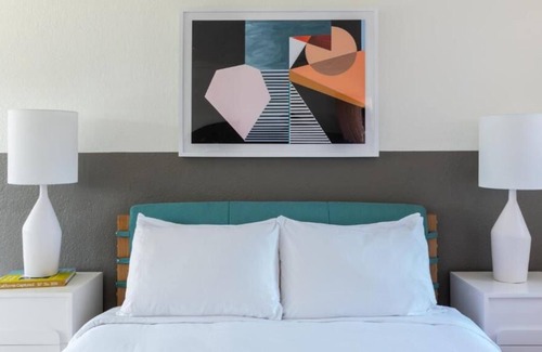 Piedmont Avenue House | Just a brief walk to Kaiser Permanente Oakland Medical Center!