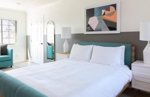 Piedmont Avenue House | Just a brief walk to Kaiser Permanente Oakland Medical Center!