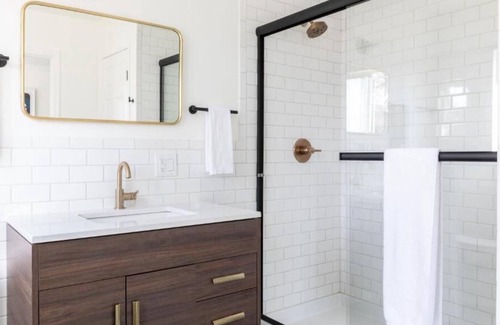 Piedmont Avenue House | Just a brief walk to Kaiser Permanente Oakland Medical Center!