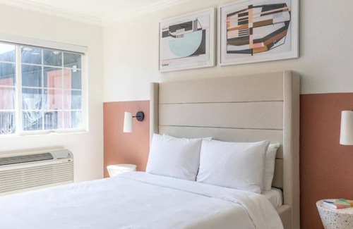 Piedmont Avenue House | Just a brief walk to Kaiser Permanente Oakland Medical Center!