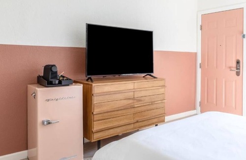 Piedmont Avenue House | Just a brief walk to Kaiser Permanente Oakland Medical Center!