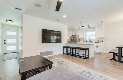 Austin House | Just minutes to dazzling Downtown Austin, Sleeps 10, 3 Full Baths, 2 kitchens