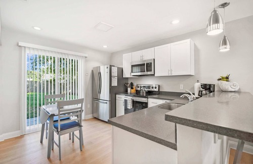 St. Augustine Cottage | Just North of Downtown, Fenced Yard, BBQ, Patio