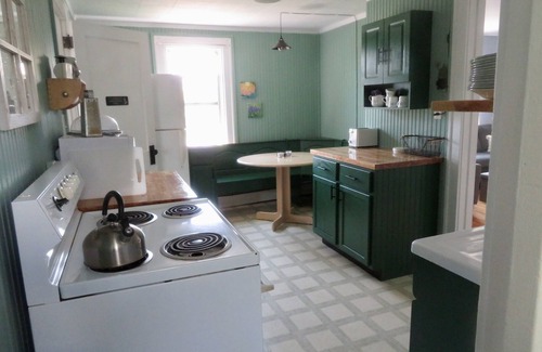 Superior House | JUST OPENED ! Enjoy the Quiet side of Lake Superior's, ten minutes from Duluth!