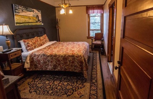 Dufur House | Just What You Were Looking For! Free Parking, Near Wet Planet Whitewater!