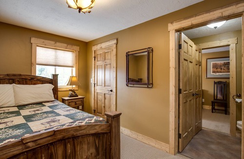 Swan Valley House | KABINO: Snake River Roadhouse #3 A/C WiFi Bar Below Pool Table Shuffleboard Yummy Food