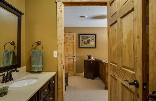 Swan Valley House | KABINO: Snake River Roadhouse #3 A/C WiFi Bar Below Pool Table Shuffleboard Yummy Food