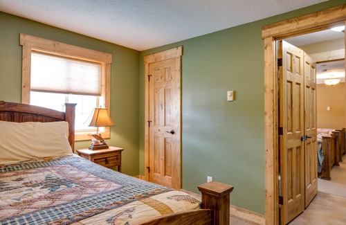 Swan Valley House | KABINO: Snake River Roadhouse #4 A/C WiFi Bar Below Pool Table Shuffleboard Yummy Food