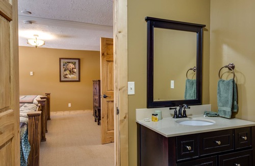 Swan Valley House | KABINO: Snake River Roadhouse #4 A/C WiFi Bar Below Pool Table Shuffleboard Yummy Food