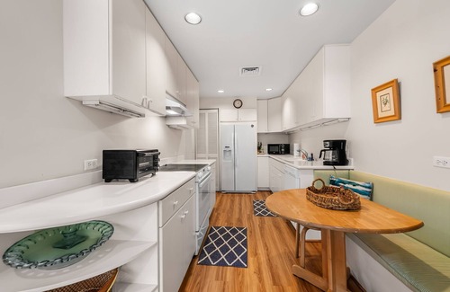 Waialae Iki Condo | Kahala Beachside Villa: Lux Condo w/Pool, Balcony Views & Beach Access