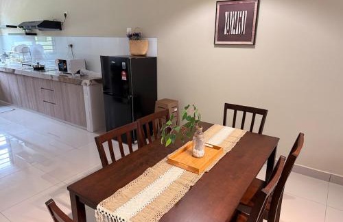 Kajang House | Kajang KL 10Pax Landed Home Karaoke Netflix Long Stay