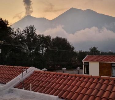 Ciudad Vieja House | Kakaw's house, pool with a view of the 3 volcanoes