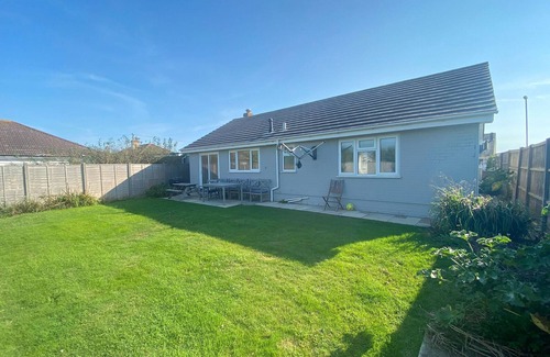 Wittering Cottage | Kalami, Bracklesham Bay - a bungalow that sleeps 7 guests in 3 bedrooms