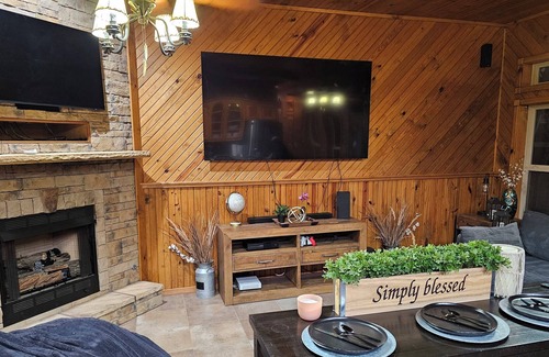 Hoyt Cabin | Kalos Lakeside lodges on Lake Eufaula with private boat ramp and dock slips.