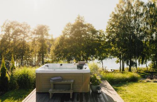 Pasym Villa | Kalwa Lake House - dom nad jeziorem z prywatnym pomostem i jacuzzi oraz sprzętem wodnym