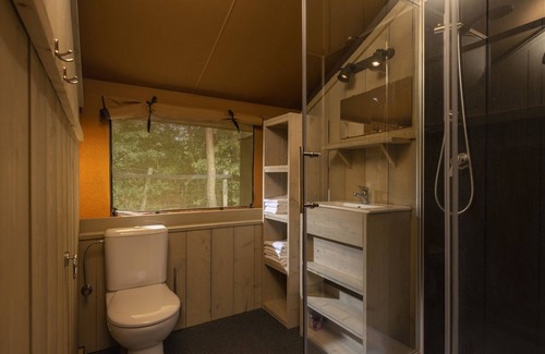 Wilsum Cabin | Kamperen Maar met de Luxe van Thuis? Verblijf in een Safaritent Voor 7 Personen bij Wilsumer Berge