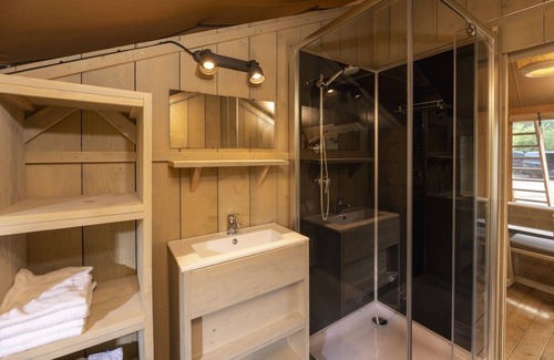 Wilsum Cabin | Kamperen Maar met de Luxe van Thuis? Verblijf in een Safaritent Voor 7 Personen bij Wilsumer Berge