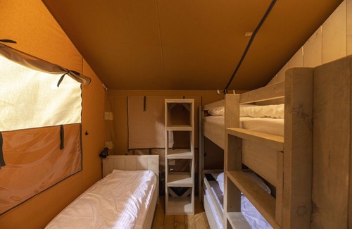 Wilsum Cabin | Kamperen Maar met de Luxe van Thuis? Verblijf in een Safaritent Voor 7 Personen bij Wilsumer Berge