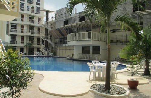 Balibago Apartment | KANDI B11, Poolside, Free Netflix, 250 MBPS, 55" Smart TV, Deluxe King Bed, Fully Equipped Kitchen, Electric is Xtra