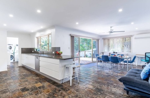 Salamander Bay House | Kanimbla House 15 Kanimbla Dr - air con, WiFi and pet friendly