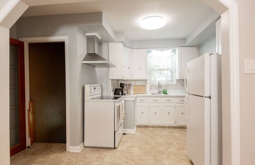 Barrie House | KAR-26 Agnes st (3B)