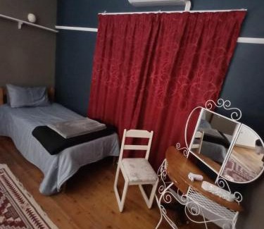 Oudtshoorn Villa | Karoo Refresh Cheerful 2 Bedroom House