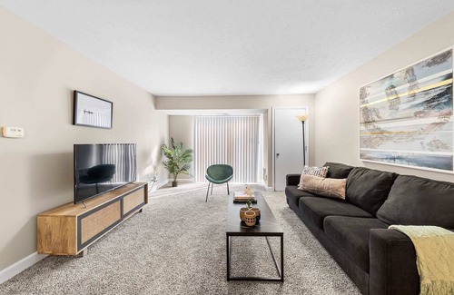 Northeast South Bend Apartment | Kasa | Bright 2BD, Near Norte Dame | South Bend