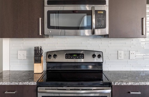 Del Ray Apartment | Kasa | Modern 2 BD + Free Parking | Alexandria