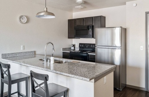 Prospect Park Apartment | Kasa | Steps to Campus, Roof Top Deck + Gym | Minneapolis