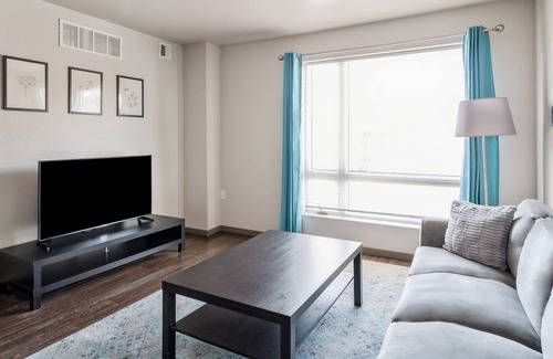 Prospect Park Apartment | Kasa | Steps to Campus, Roof Top Deck + Gym | Minneapolis
