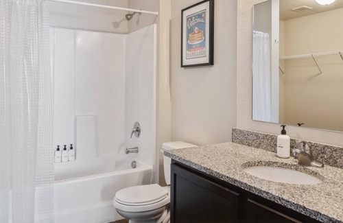 Prospect Park Apartment | Kasa | Steps to Campus, Roof Top Deck + Gym | Minneapolis