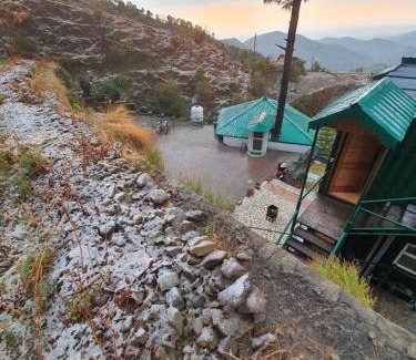 Kasauli Ski Chalet | Kasauli cascade a cheerfull 4 Bedroom challet