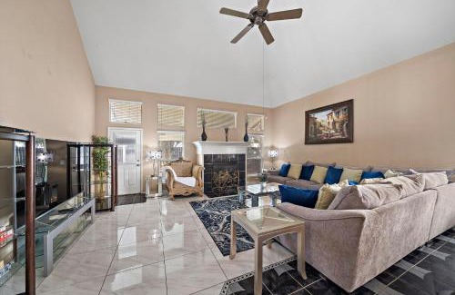 Barker House | Katy Retreat Bbq Yard Game Room Sleeps 16