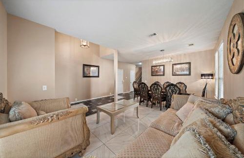 Barker House | Katy Retreat Bbq Yard Game Room Sleeps 16