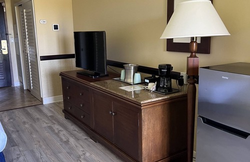 Hanamaulu Condo | Kauai Beach Resort, Oceanview Room, Restaurants on Site, 4 Resort Pools jacuzzi