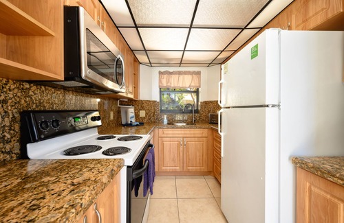 Marathon Villa | KC arrive any-day, swimming beach, full kitchen, boat dock, BBQ, balcony, tennis