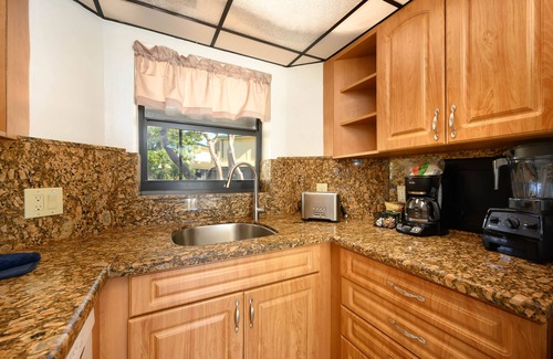 Marathon Villa | KC arrive any-day, swimming beach, full kitchen, boat dock, BBQ, balcony, tennis