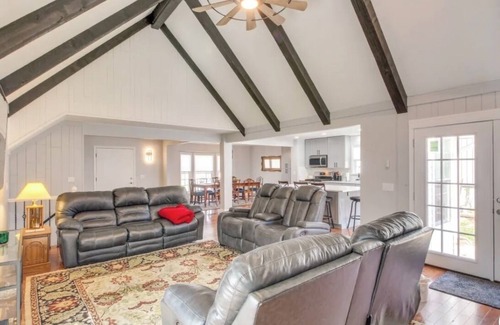 Lenexa House | KC Chalet in Lenexa & Overland Park Area. Private covered garage and driveway.
