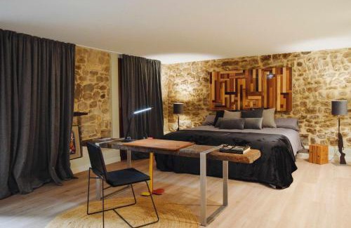 Besalu Apartment | Kel Domènech Luxury Apartment for Art Lover