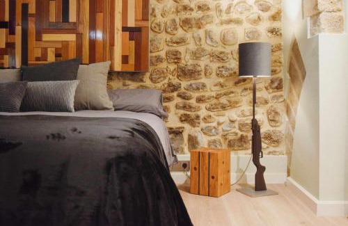 Besalu Apartment | Kel Domènech Luxury Apartment for Art Lover