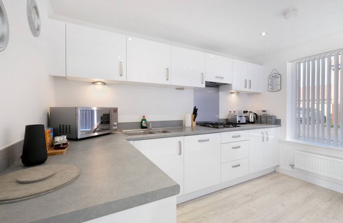 Aylesbury House | Kempster 5 Bedroom 3 Bathroom Serviced House Aylesbury with parking