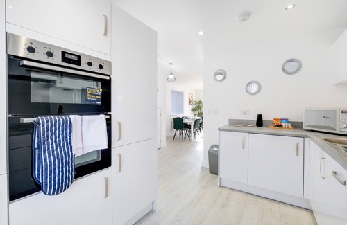 Aylesbury House | Kempster 5 Bedroom 3 Bathroom Serviced House Aylesbury with parking