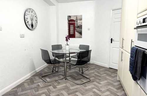 Bicester House | Kennedy Villa (5 Bed House with Hot Tub)