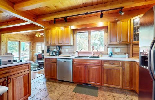 Dundee House | Keuka Breeze