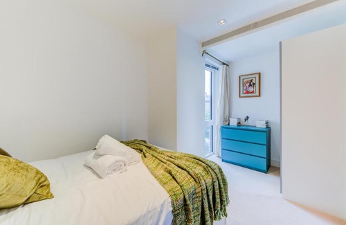 London Borough of Hounslow Apartment | Kew Bridge 2Bed 2Bath